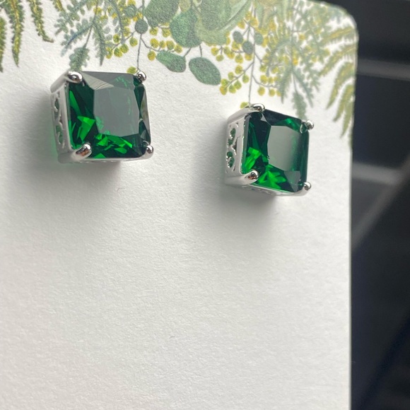 COPY - Demure square emerald green stud earrings - Picture 6 of 6